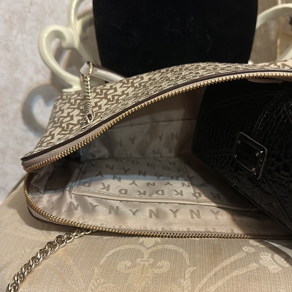 DKNY NWOT  small handbag natural with zipped top chain and cream straps - Picture 10 of 10
